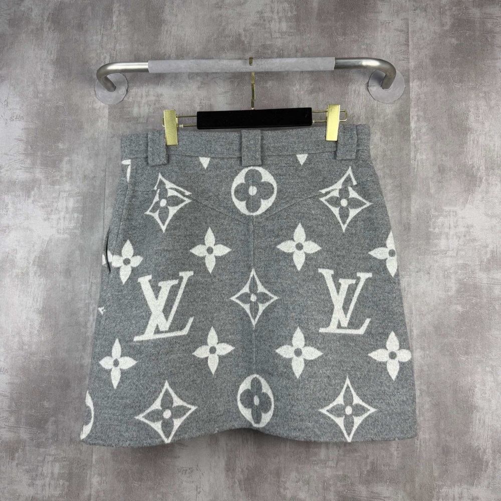 ❌sold❌Authentic Louis Vuitton Gray and White Mini Skirt - Picture 3 of 6